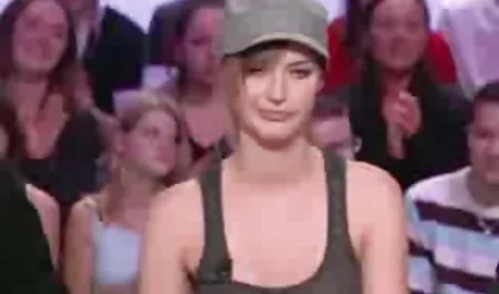 Opalona brunetka Roxy gotowy, aby darmowe pornuski spróbować duże biodra