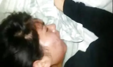 Fajne ciasna cipka xxx i piękna kobieta w ciąży na kuchni z otworem